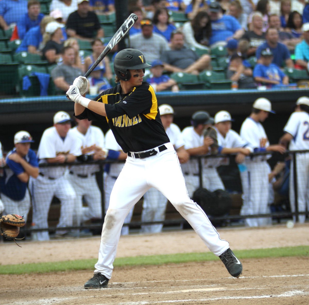 Coach_Brown_18's tweet photo. I can't even begin to describe how bad I feel for @N_Snyder4. Say some prayers for him today has he undergoes surgery after breaking his foot yesterday in a game for @QUHawksBaseball. Doesn't get any better than the Snyder Family!🙏⚾️ https://t.co/vT9Mw6rX9T