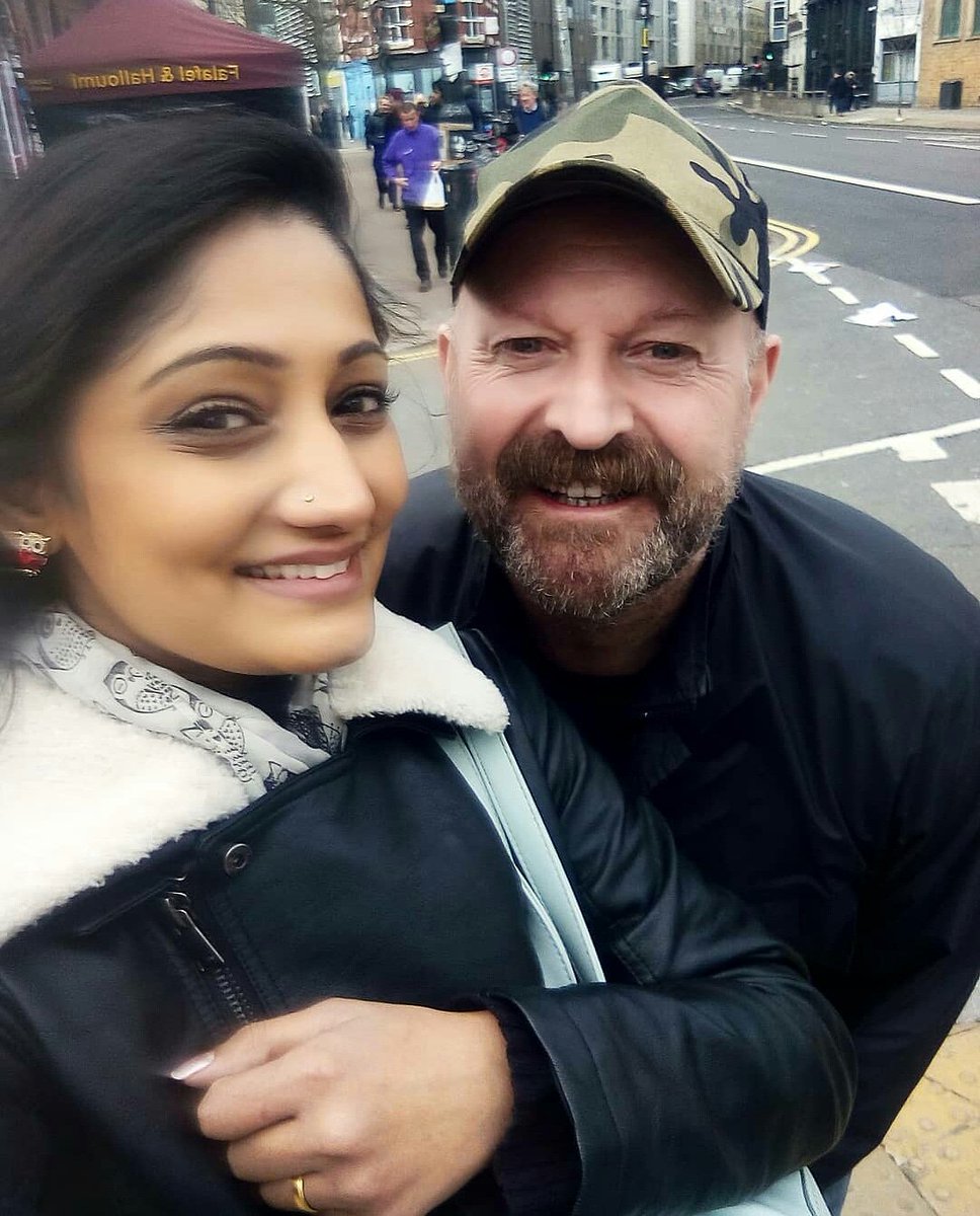 ambikajois's tweet photo. Finally met @hifi_sean of #TheHighFidelity! Grew up listening to '#Unsorry', couldn't help falling in love over & over again with the beautiful Indian strings arranged by my father & Guru @ViolinChandru. Vid features Bengaluru as I remember growing up in. Man so down to earth 💖 https://t.co/cOerp9p1yY