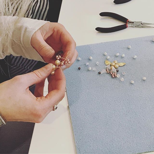 Just Pinned to Wedding Workshops: Lots of beautiful hair vines are in progress at the studio today  with <a href="/creative_magpie/">Creative Magpie</a>. . #weddinghair #weddingaccessories #hairvine #workshop #bridetobe #bridetribe #learnanewskill #getcreative #diybride #cotswolds #ch… ift.tt/2p2pRKa