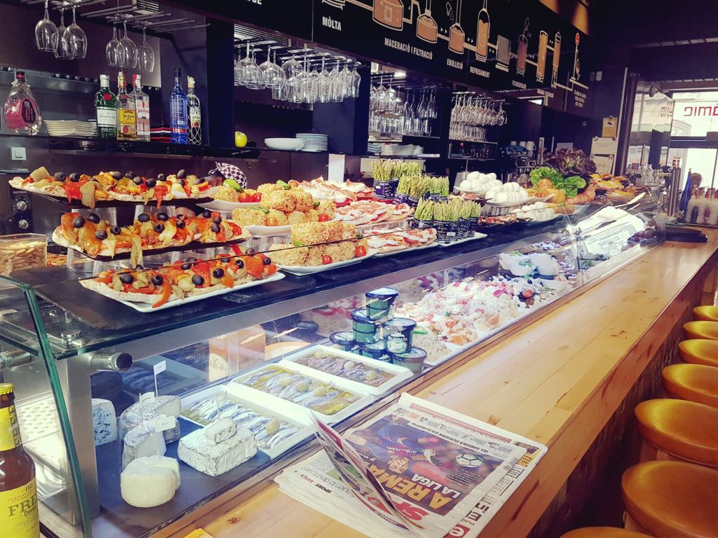 ElDynamicBar's tweet photo. Vitrina a punt! Cuina non-stop! 
#eldynamicbar #eldynamicfood #figueres https://t.co/BRGx5CYmWg