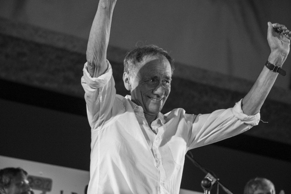 Webnotte's tweet photo. "E per tutti i ragazzi e le ragazze che difendono un libro, un libro vero così belli a gridare nelle piazze perché stanno uccidendo il pensiero". Un'emozione da rivivere con @RVecchioni a #Webnotte per #RepIdee17 https://t.co/jY5QKK8fBf https://t.co/XuJRxTyjwT