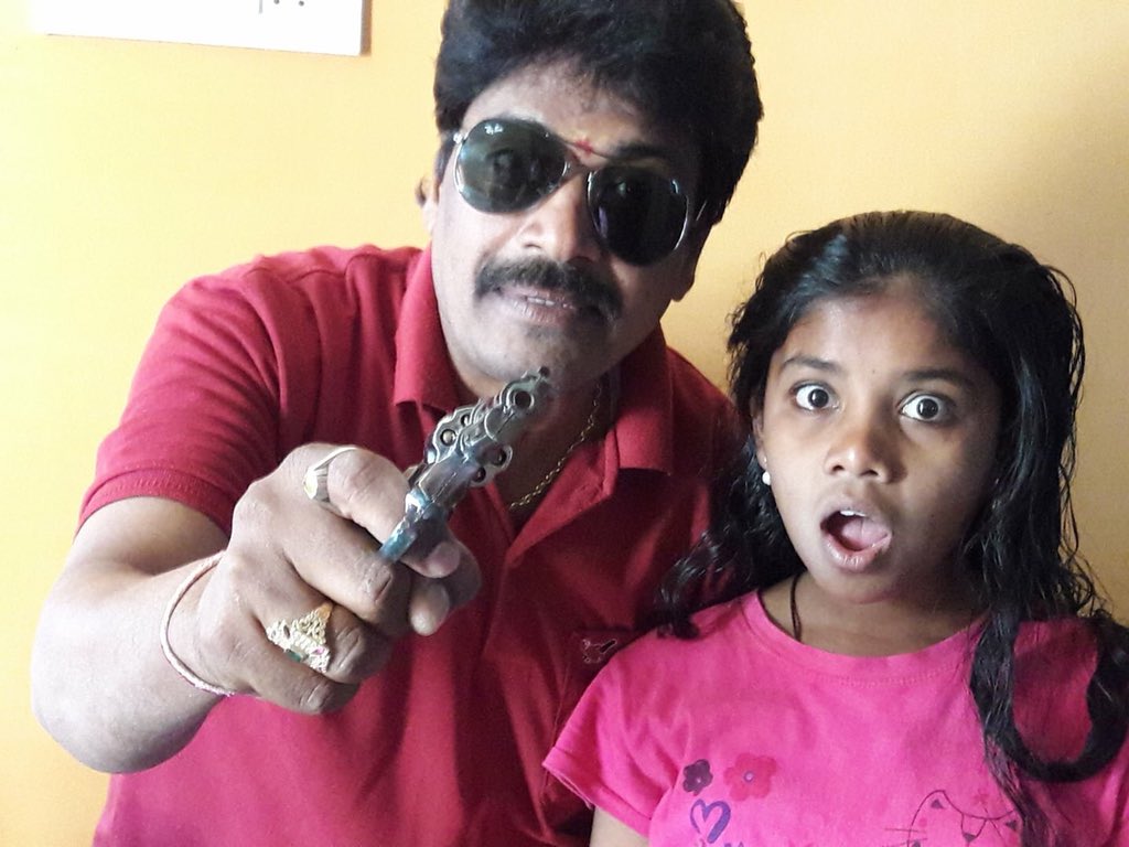 reddy036's tweet photo. @RGVzoomin #Officer గా తన కూతురుతో ఫోజ్ ఇచ్చిన @iamnagarjuna అభిమాని 👌😊 https://t.co/scmhN6Mvv6