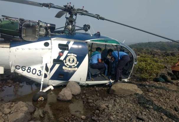 mathrubhumi's tweet photo. Coast Guard chopper crash lands in Maharashtra, woman pilot injured https://t.co/OIRl2tmMlK #CoastGuardchopper https://t.co/GWrmTqERF9