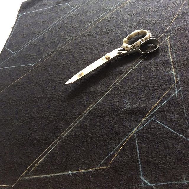 SGordonStyle's tweet photo. This is how we begin to craft your #tie after our #bespoke #ties consultation • working progress #luxury #shaungordonties #shaungordontiemaker #shaungordon #handmade #ties  #tiemaker #sartorial #style #mensstyle #styleinspiration #gifts #mensgifts #m… https://t.co/QraXC0XlFQ https://t.co/EXHRdjI0SA
