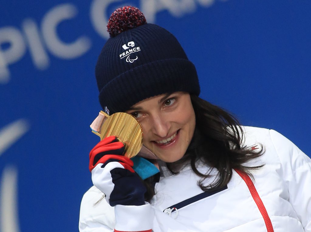 Lacoste's tweet photo. L’empreinte des grandes championnes. @MarieBochet conserve son titre en #skialpin et offre le premier titre à l’Equipe de @FRAparalympique en Corée du Sud. #BleuParalympique #SupportWithStyle 👏🏻🇫🇷🐊 https://t.co/4c3b6wDxOe