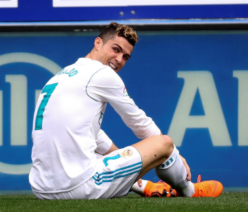 carrusel's tweet photo. Cristiano acaba de superar con 33 goles a Messi con 32 goles esta temporada  

Cristiano ha disputado 34 partidos y Messi 41 vía @GabiTeletipo https://t.co/NlVaNuKHVo