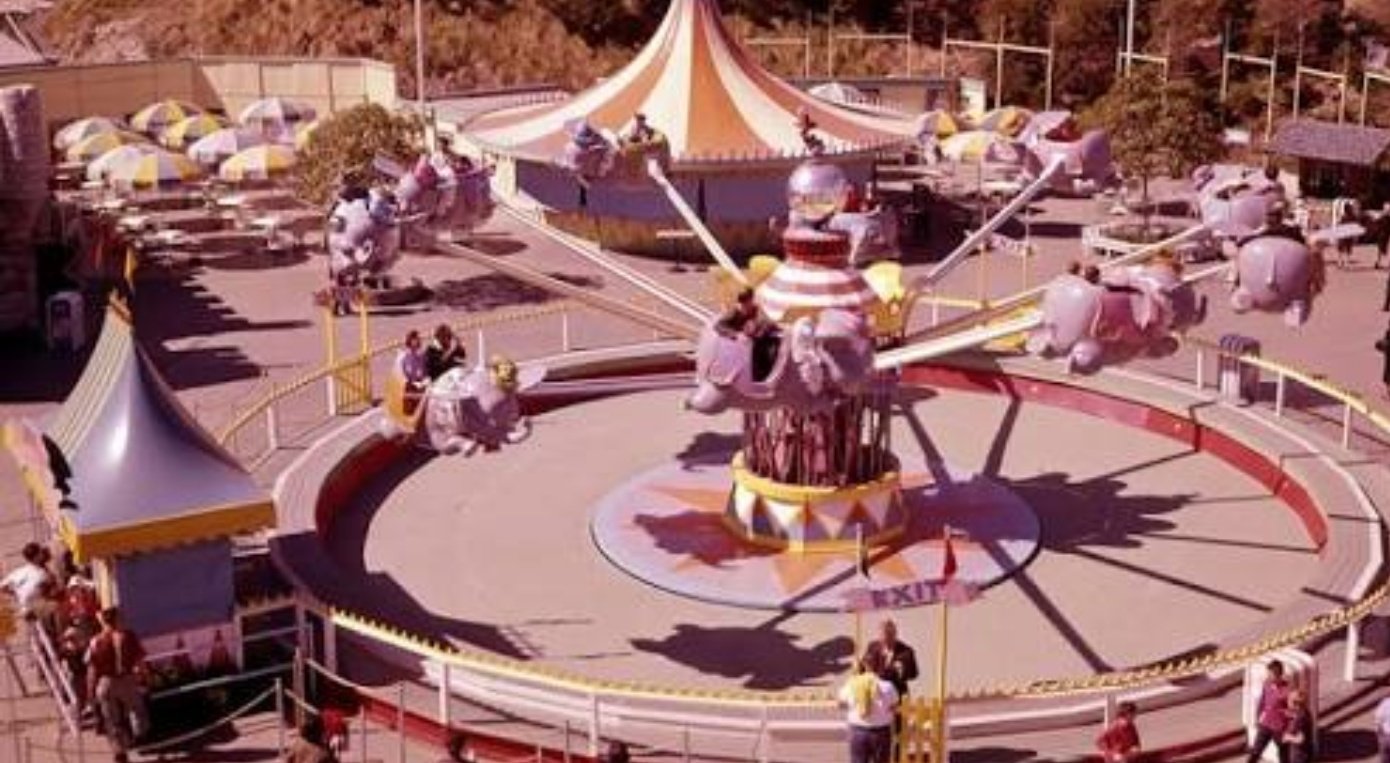 やまきょのdisneyworld 空飛ぶダンボ はディズニーランドを始め Wdwのマジックキングダム Tdl Dlp Hkdl Shdlの6ヶ所のディズニーリゾート全てにある本当に珍しいアトラクションなんです どのパークにもオープン当時からあり時代や国境を越え世界中の