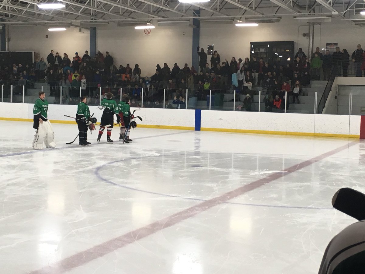 Franco_Cite's tweet photo. Match de hockey 7-8, les élèves l’emportent après des tirs de barrages! https://t.co/I1McUKGRSv