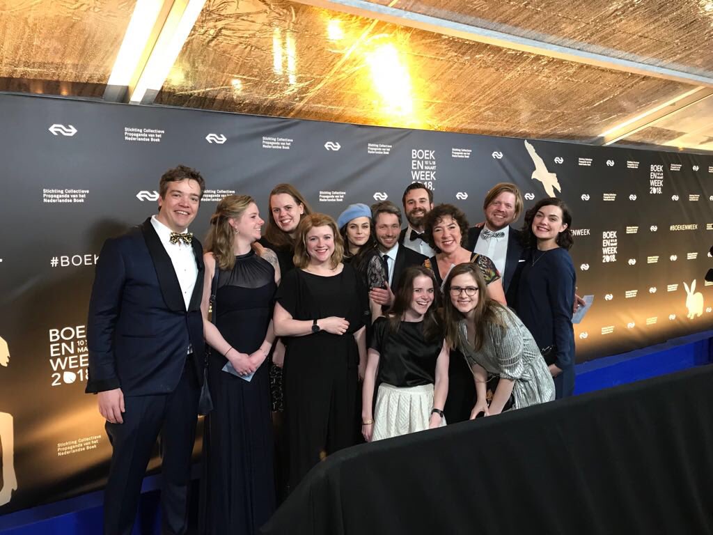 Boekenbal 2018 met een groep die te groot was voor de traditionele blauwe loper-selfie 🙌 📸security
