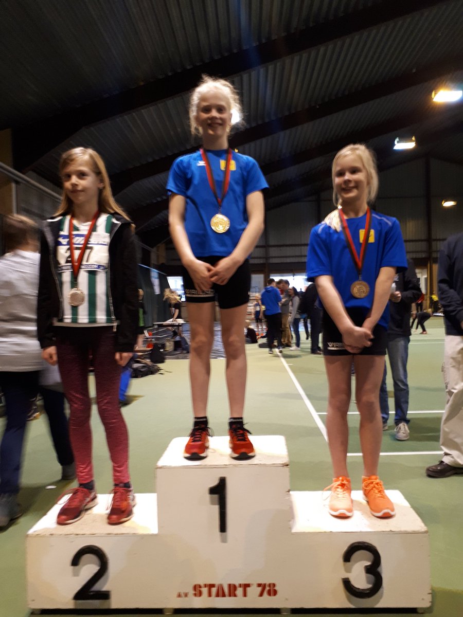 GertM2008's tweet photo. Mijn topper Esmée op plek 1 bij meerkamp indoor Tuk, door 1e met kogel en verspringen en 3e op 40m sprint  #atletiek #deSprinter https://t.co/umKtSRUtVg