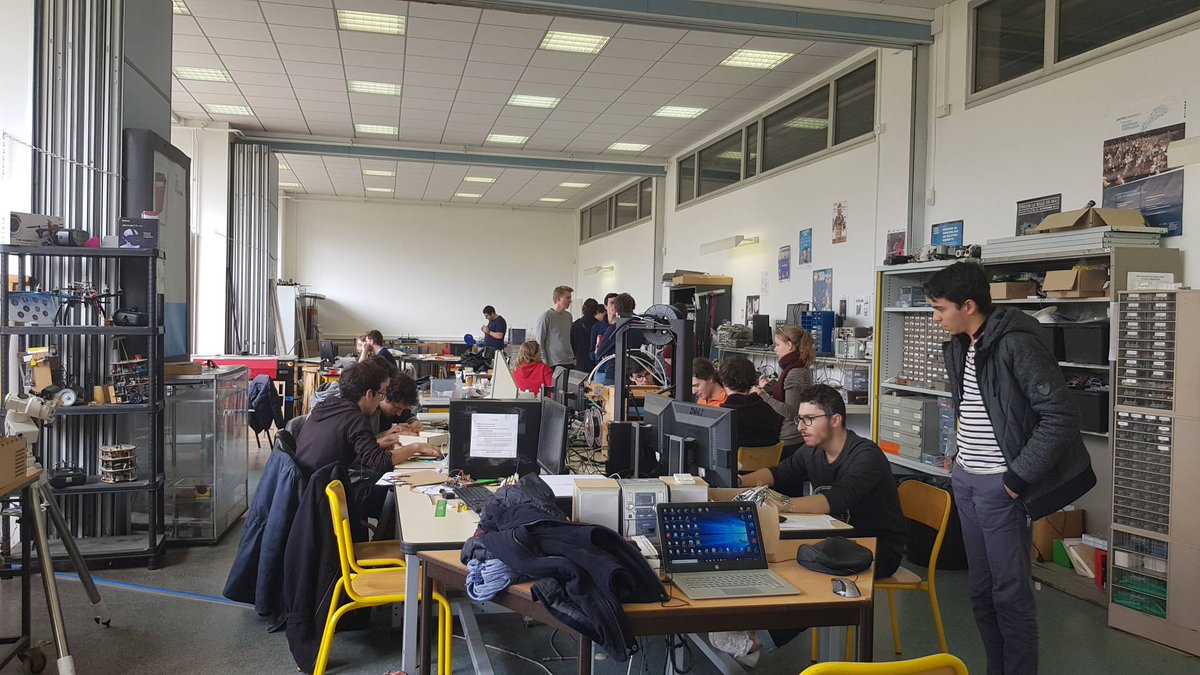 CapitalInnov's tweet photo. 🚨Live🚨 Le #WeMOC de @makers_original @CentraleMars se poursuit ce weekend, une vraie course au prototype: grosse ambiance dans le @FabLabMarseille PS: petite pensée pour les participants des 2 éditions précédentes: les petits nouveaux ont des arguments eux aussi! 🤣👾😉 https://t.co/2NQPo9SSUz