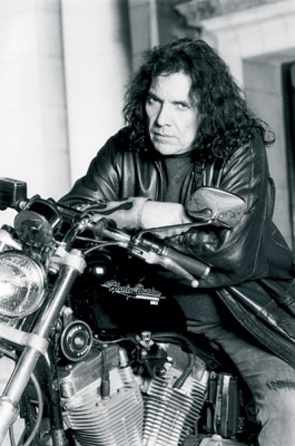 Nacion_Rock's tweet photo. Prócer del rock y blues argentino:  Un 10 de marzo de 1950, nace Norberto Pappo Napolitano en Buenos Aires, más conocido como Pappo y apodado 'El Carpo'. Fundó Pappo's Blues en los 70 y Riff en los 80, además de integrar un sinfín de bandas fundacionales del rock trasandino https://t.co/grO4LaBd9Y