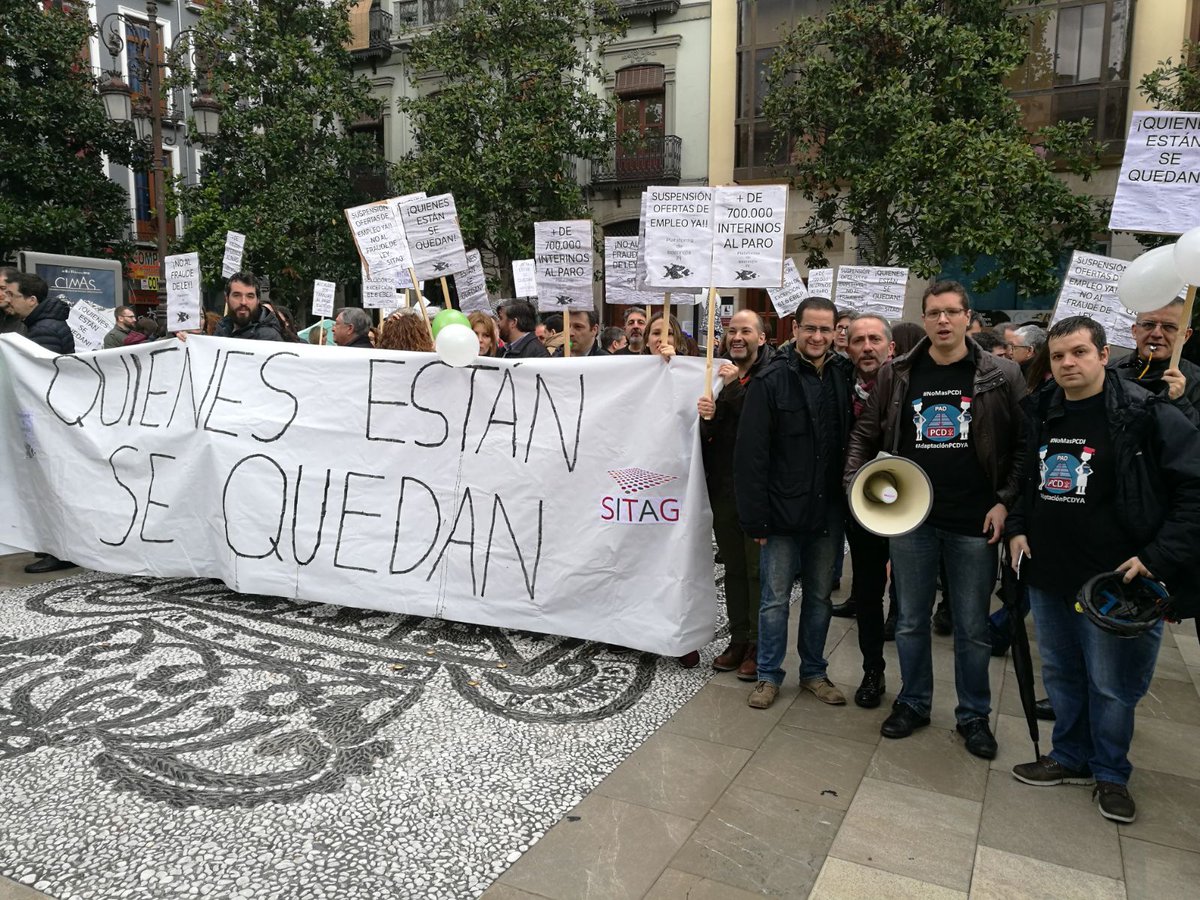AdaptacionPCD's tweet photo. Representantes de Ayudantes e Interinos de @CanalUGR asisten junto a otras plataformas de #interinxs a la concentración convocada por #SITAG frente @aytogr #quienestásequeda #Estabilidadinterina YA. En la Universidad Andaluza #PromociónVíaAcreditación vía #CambiaLaLAU la solución https://t.co/jJBh9Vagbq