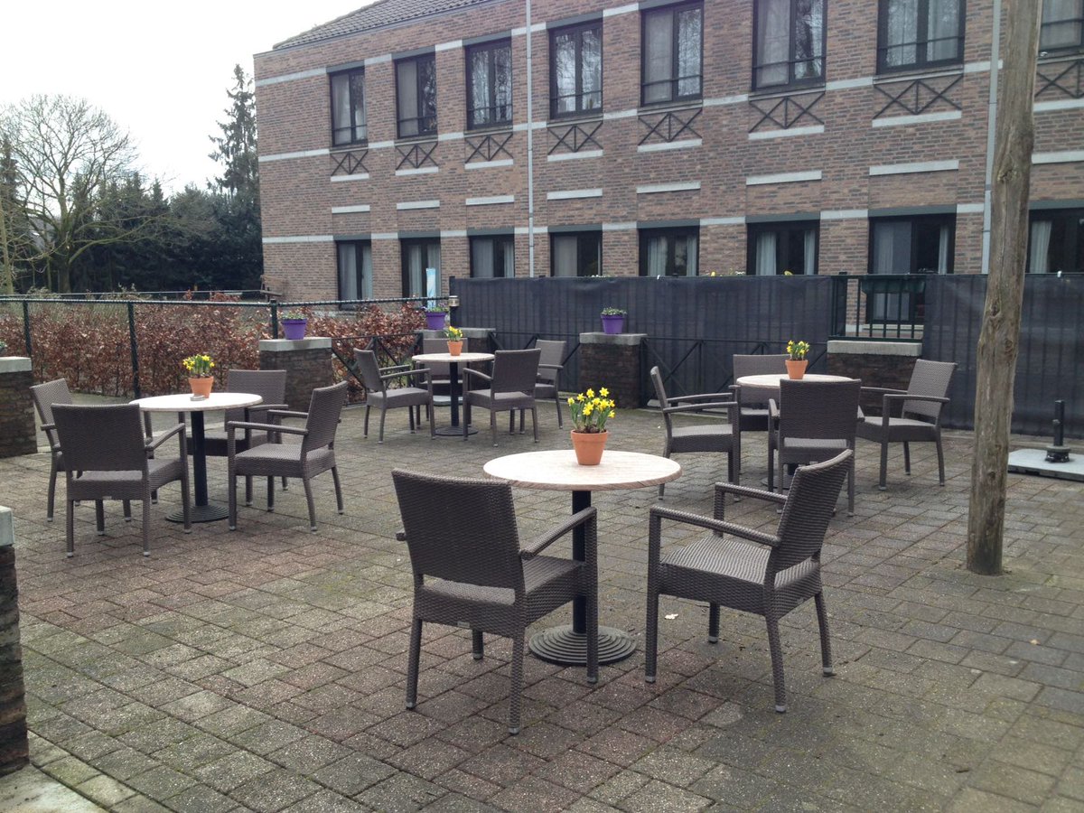 ronniedekkers's tweet photo. Met dank aan #D66Asten. Terrassen #Hof van Bluijssen @Amaliazorg weer schoon en lente klaar! Vanmorgen iedereen hard gewerkt voor #NLdoet. Was super gezellig! https://t.co/l16F9aQfzk