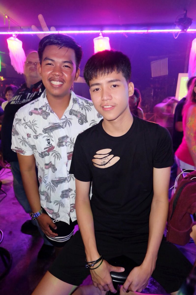 gustpo's tweet photo. พี่ 2 คนยังไม่มีเมีย https://t.co/FFe6rXjTIF