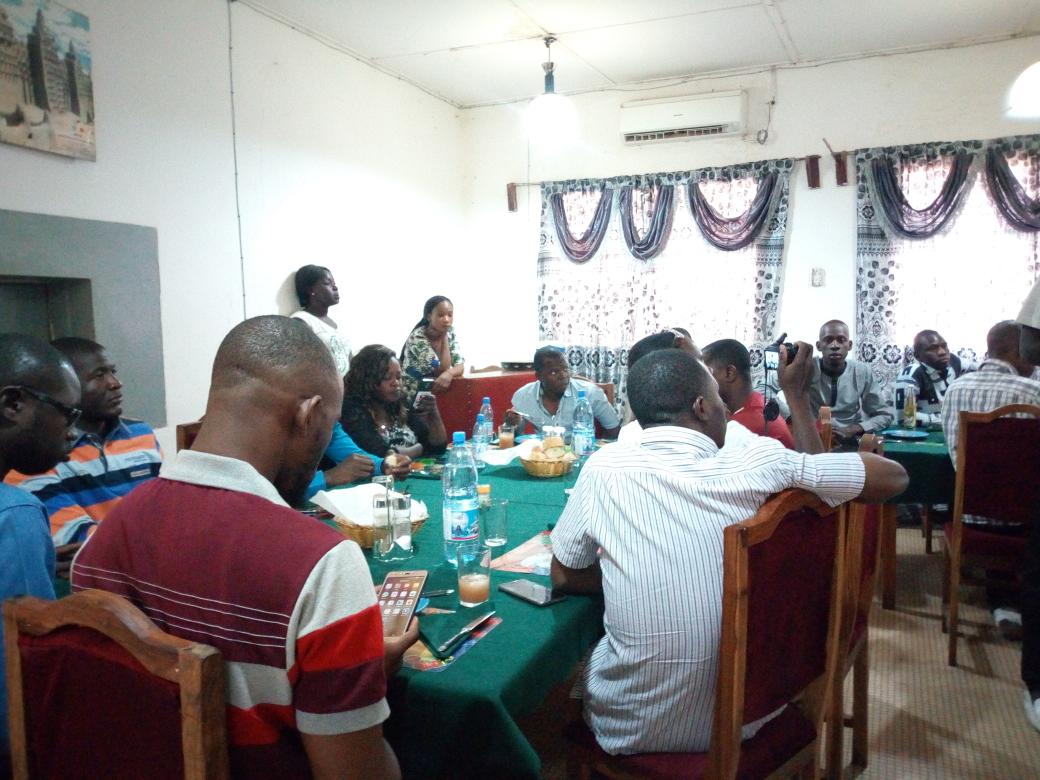 SamerouDiallo's tweet photo. Partage d'expérience au camp de Selingué avec les organisations de la société Association #YaliMali #YALICampSelingue #YALINetwork #YALITechCamp https://t.co/UcL6gSbO2F