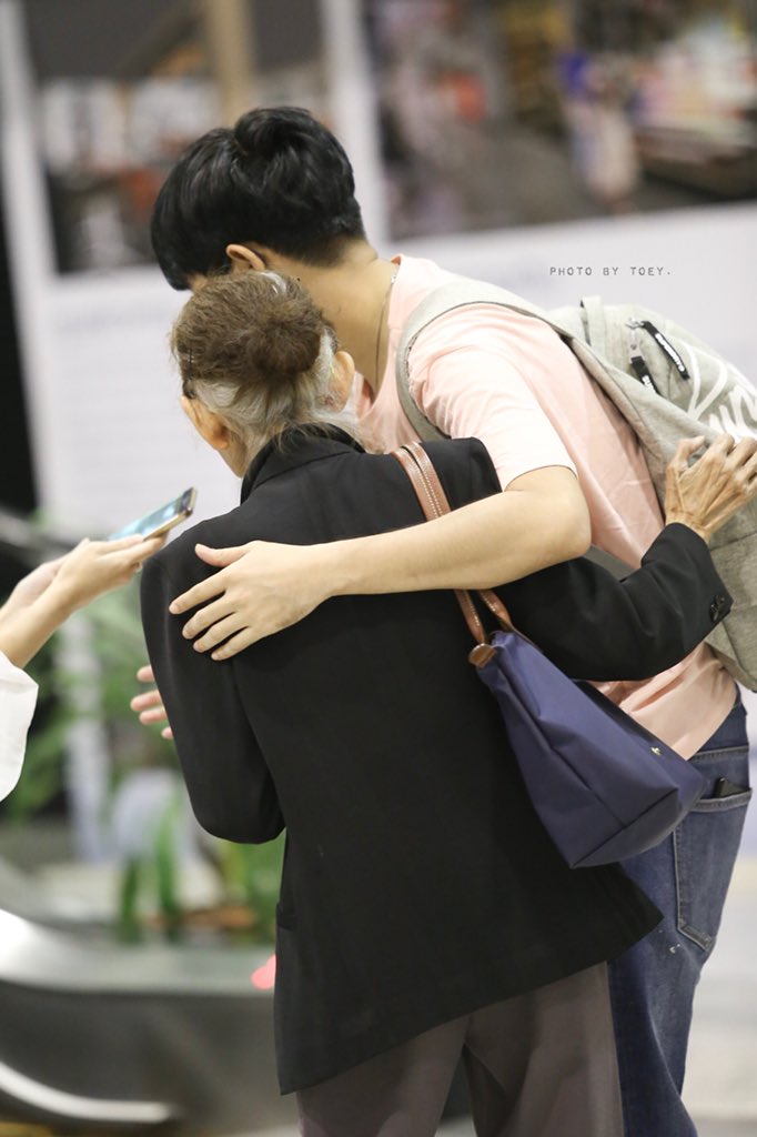 photobytoey's tweet photo. อบอุ่นมากเลยยยย 😊

#เป๊กผลิตโชค
#palitgallery 
#peckpalitchoke 
#ThisIsLoveนี่แหละความรัก 
#photobytoey https://t.co/Vq7hUjCRVU