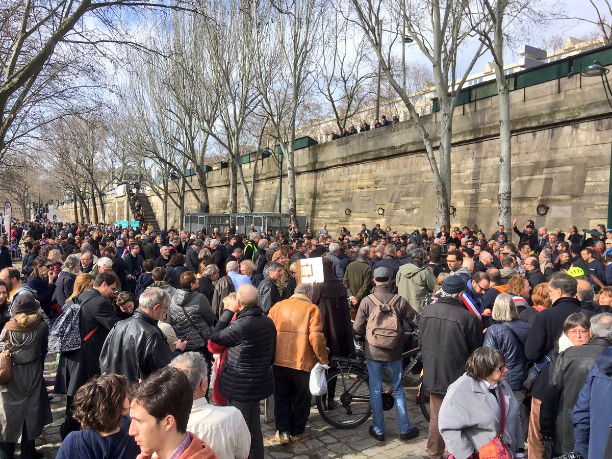 Anne_Hidalgo's tweet photo. Les citoyens (et le soleil!) ont répondu présent à l'appel des associations pour fêter les berges piétonnes ! Notre #santé et le coeur de #Paris méritent mieux qu'une autoroute urbaine ! 🚶‍♀️🚶🏽🚴🏼‍♀️🚴🏼#FêtonsLesBerges #SauvonsLesBerges https://t.co/xbpgV3jAFo