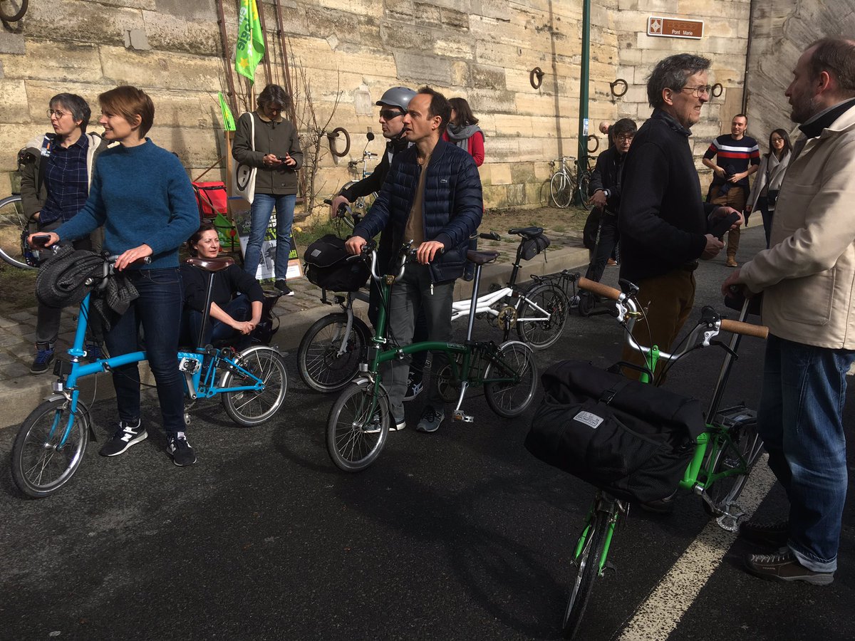 Anne_Hidalgo's tweet photo. Les citoyens (et le soleil!) ont répondu présent à l'appel des associations pour fêter les berges piétonnes ! Notre #santé et le coeur de #Paris méritent mieux qu'une autoroute urbaine ! 🚶‍♀️🚶🏽🚴🏼‍♀️🚴🏼#FêtonsLesBerges #SauvonsLesBerges https://t.co/xbpgV3jAFo