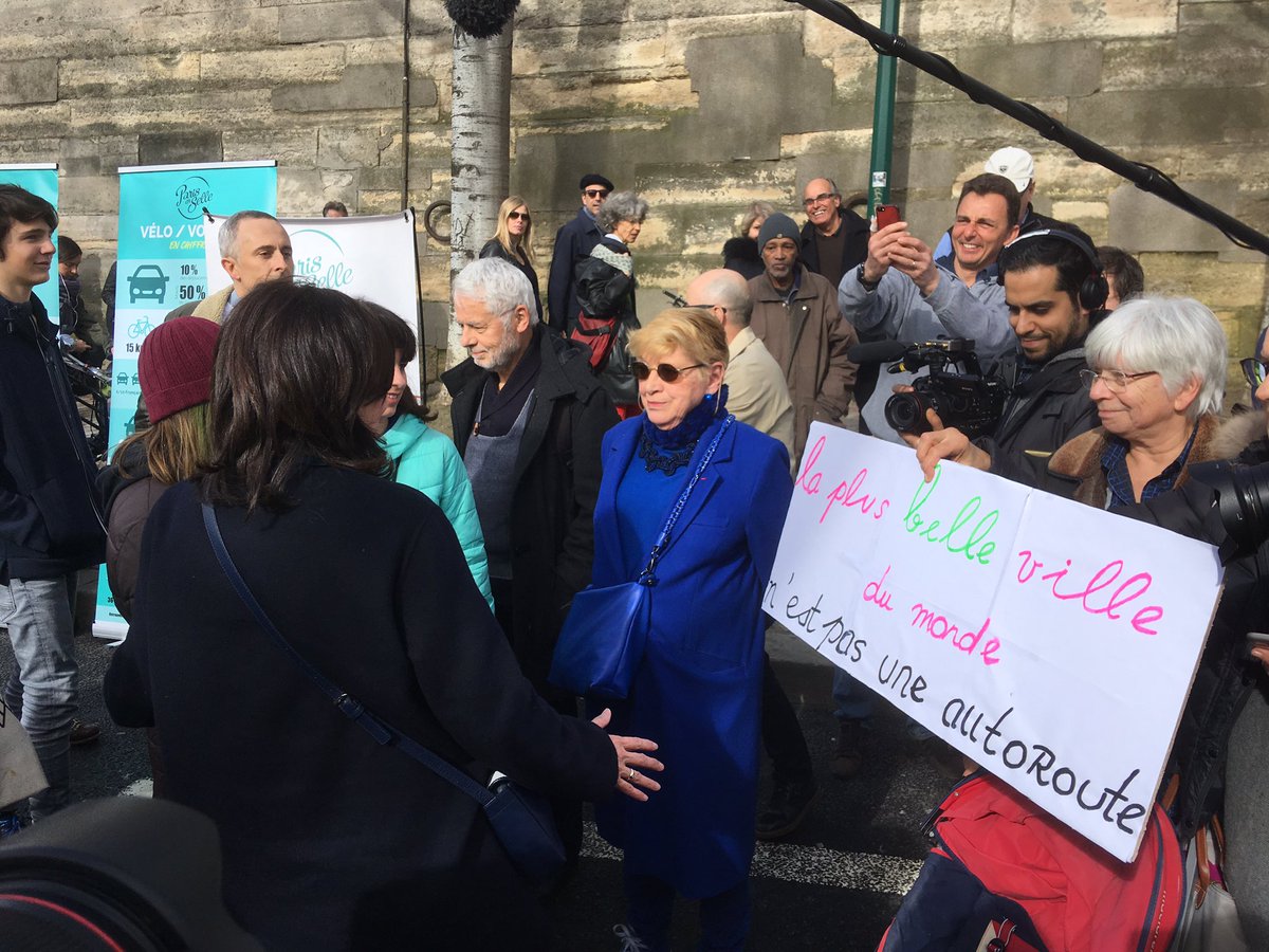 Anne_Hidalgo's tweet photo. Les citoyens (et le soleil!) ont répondu présent à l'appel des associations pour fêter les berges piétonnes ! Notre #santé et le coeur de #Paris méritent mieux qu'une autoroute urbaine ! 🚶‍♀️🚶🏽🚴🏼‍♀️🚴🏼#FêtonsLesBerges #SauvonsLesBerges https://t.co/xbpgV3jAFo