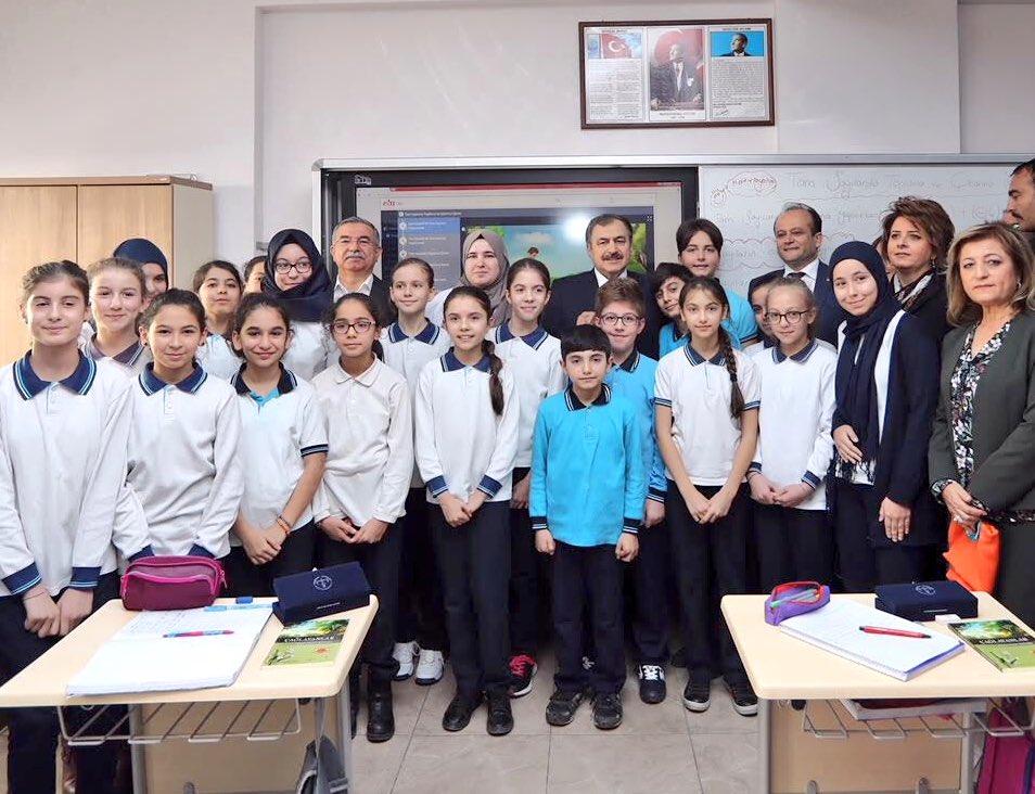 VeyselEroglu's tweet photo. Okullarımızı çiçek gibi yapıyoruz.

Bugün açılışı yapılan Uzunköprü İmam Hatip Lisesi bahçesine ‘Okullar Hayat Olsun' projesi kapsamında fidan dikimi gerçekleştirdik.

Edirne ilimizde 181 okul bahçesinde toplam 16.101 fidanı toprakla buluşturduk. 🌲🌳🌴 https://t.co/hCzULo79Lv