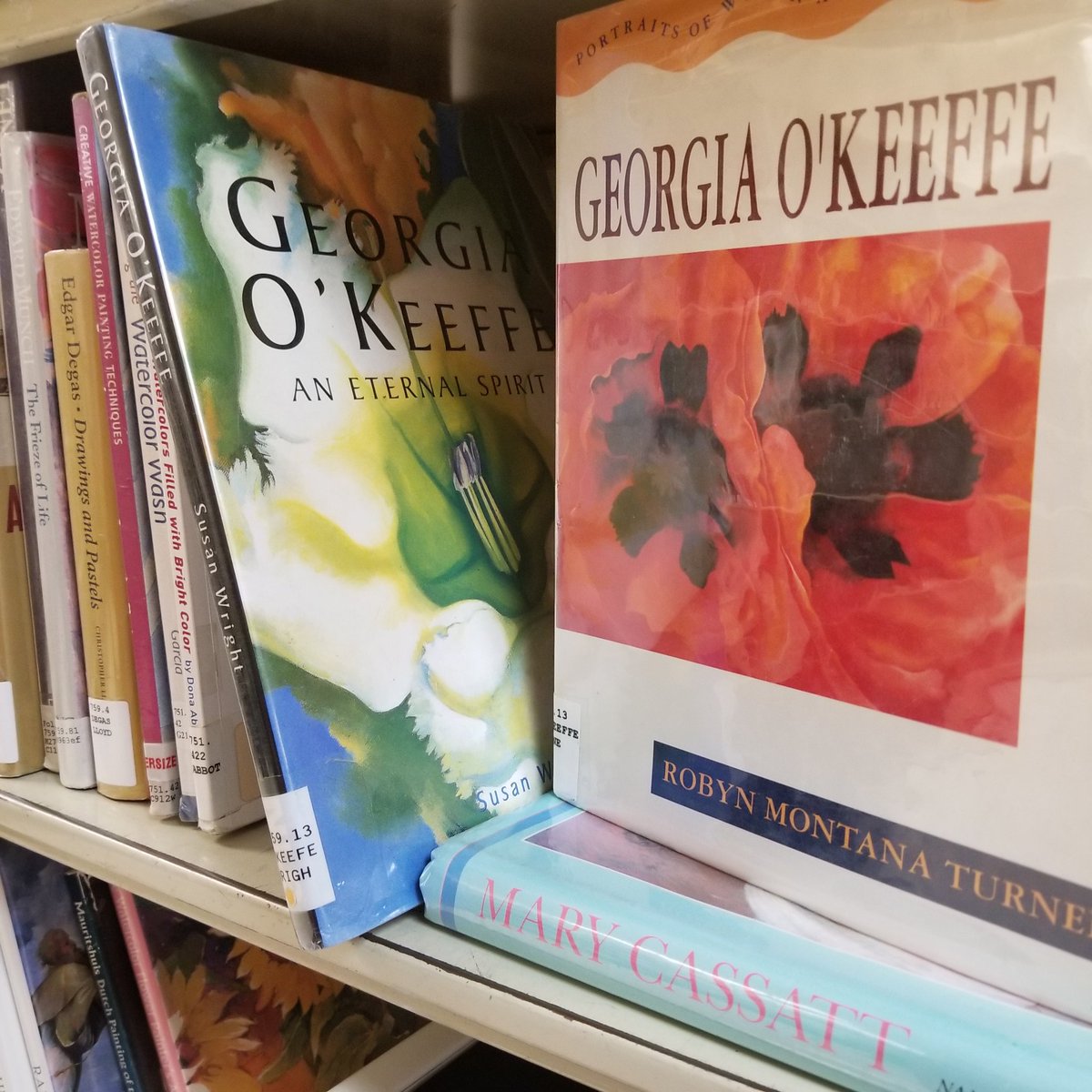 ElofAPL's tweet photo. Great reading for #WomensHistoryMonth on our #recentlyreturned shelves! #LibraryOuttakes https://t.co/eYtclW54yg