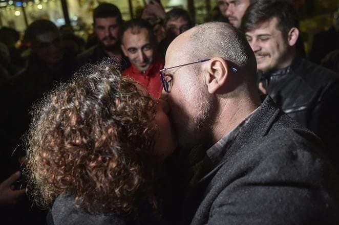 bicda's tweet photo. Ahmet Şık tahliye oldu.
Aşksız ve paramparçaydı yaşam
bir inancın yüceliğinde buldum seni 
bir kavganın güzelliğinde sevdim. 
bitmedi daha sürüyor o kavga 
ve sürecek 
yeryüzü aşkın yüzü oluncaya dek! https://t.co/a9ahpwXdHy