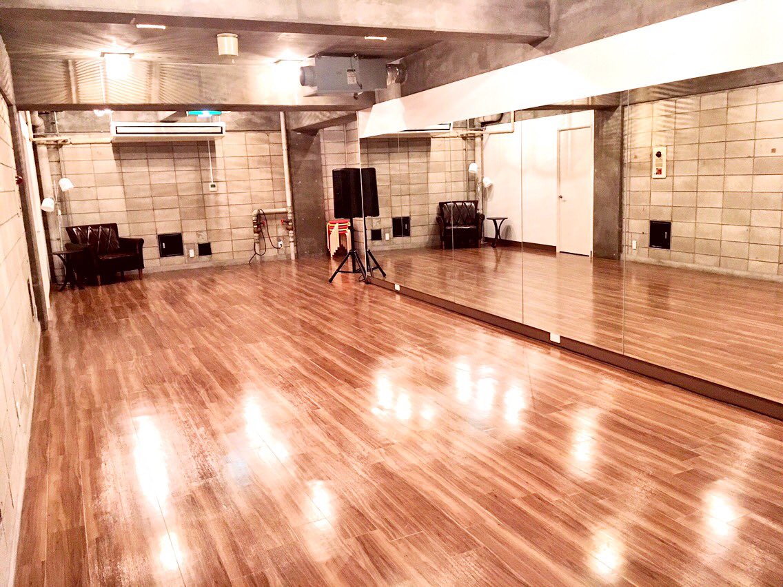 withtheheart01's tweet photo. 【スタジオ空室情報】
こんばんは!
明日はAスタジオが17:30以降が空いております。
ご利用になりたい方、いらっしゃいましたらご連絡下さいませ!
宜しくお願い致します!
#studioWTH #レンタルスタジオ https://t.co/1WReLUx6fA