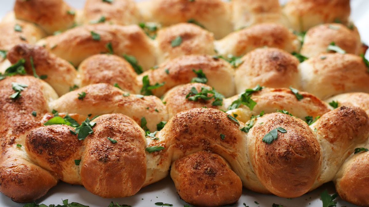FarrowPest's tweet photo. We are drooling over this pull-apart cheese-stuffed breadsticks!😋 #YUM https://t.co/1GL0PozENb https://t.co/uouCmFhPTB