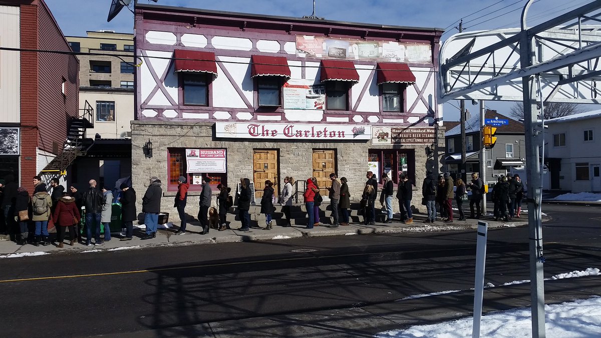 mrjohnnyomalley's tweet photo. Last day for @HollandsCake. The line was down the street and around the corner by opening at 9. Hardcore fans will brave the cold for one last cake. #WellingtonWest #ottawaeats #asweetgoodbye https://t.co/HzDHsQfnTH