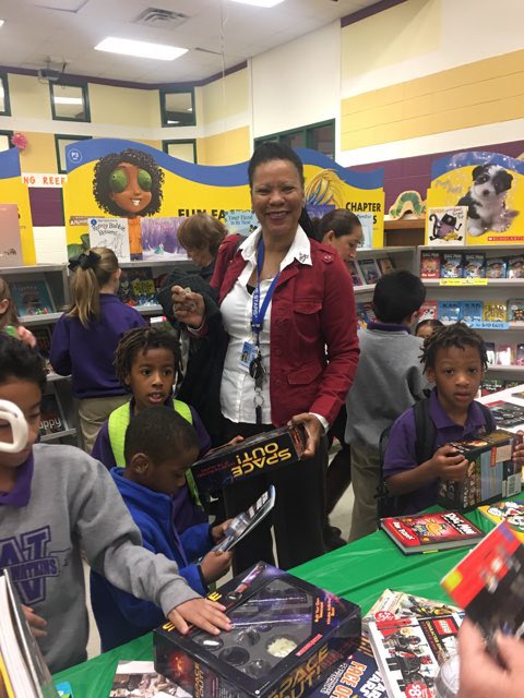 ECWPRIDE's tweet image. Our family, friends, and students loved our Book Fair! 📖#GrandparentsRock