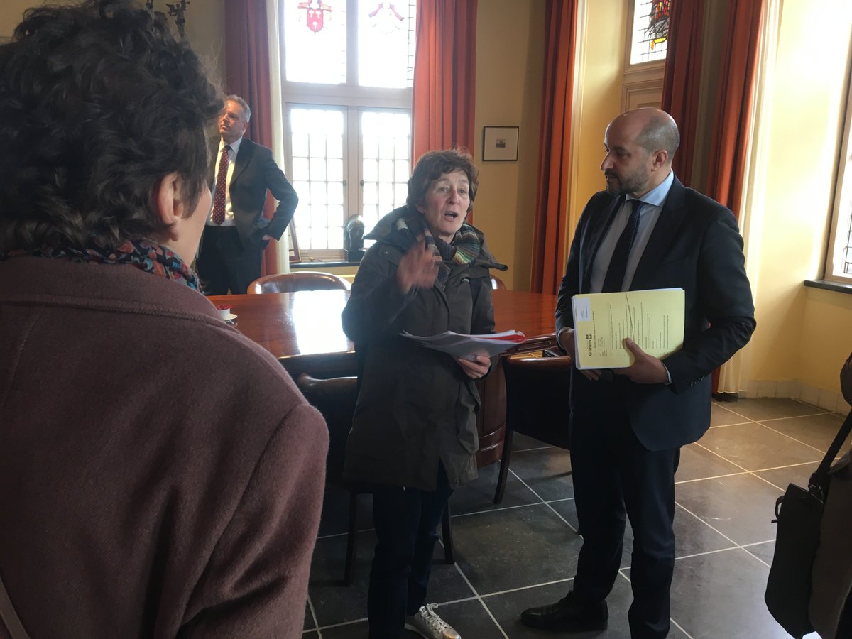 Zo spontaan! Gisteren stonden we met een klein groepje het Duivelshuis te bewonderen. (Rondleiding van een stadsgids in opleiding)  Toevallig komt op dat moment <a href="/ahmedmarcouch/">Ahmed Marcouch</a> naar buiten en biedt spontaan een mini rondleiding aan - super bedankt :)