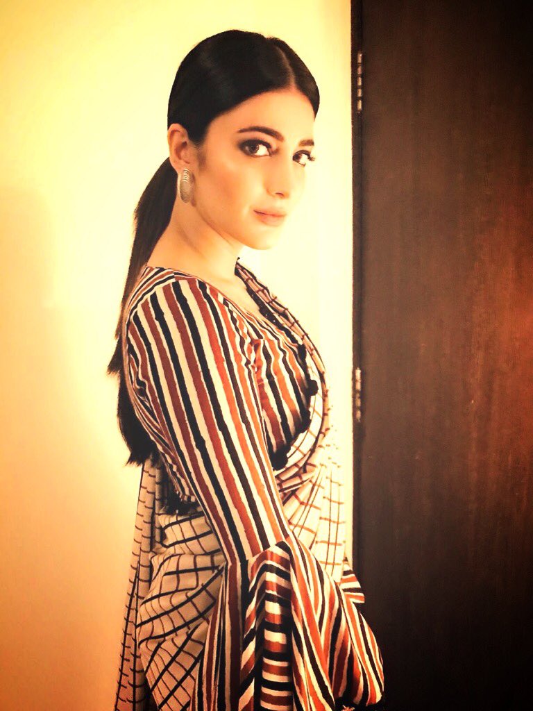 Check out these pictures of the radiant <a href="/shrutihaasan/">shruti haasan</a> in saree😍