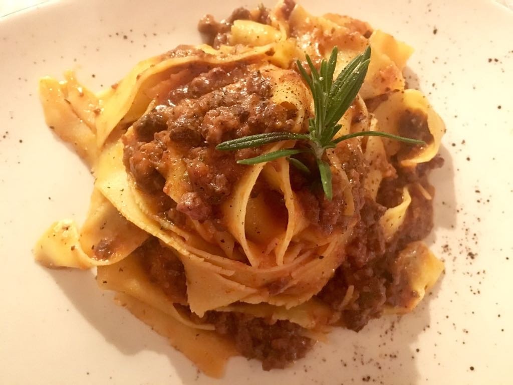 gruppogmi's tweet photo. Hoy elegimos para comer un plato de la cocina italiana 🇮🇹, "Pappardelle al cinghiale"

Pasta fresca junto con los mejores ingredientes, hacen de este plato un deleite para cualquier paladar 😋

Autentico italiano en pleno corazón de Sevilla.

Te esperamos en @OcaGiuliva_Svq 😉 https://t.co/jY6ozJzNiX