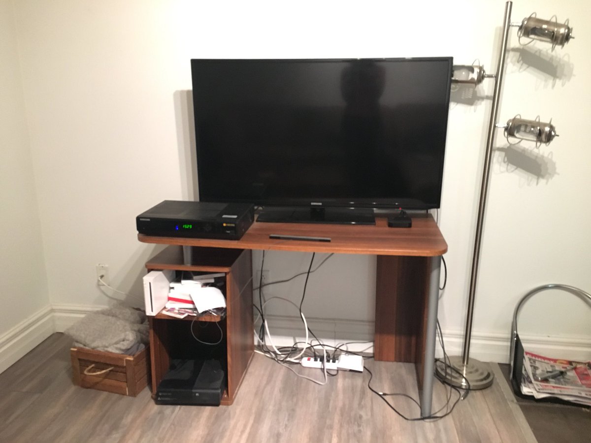 RaquelCreating's tweet image. Latest project before and after: #home  #mynewpad #diy #pipeshelf