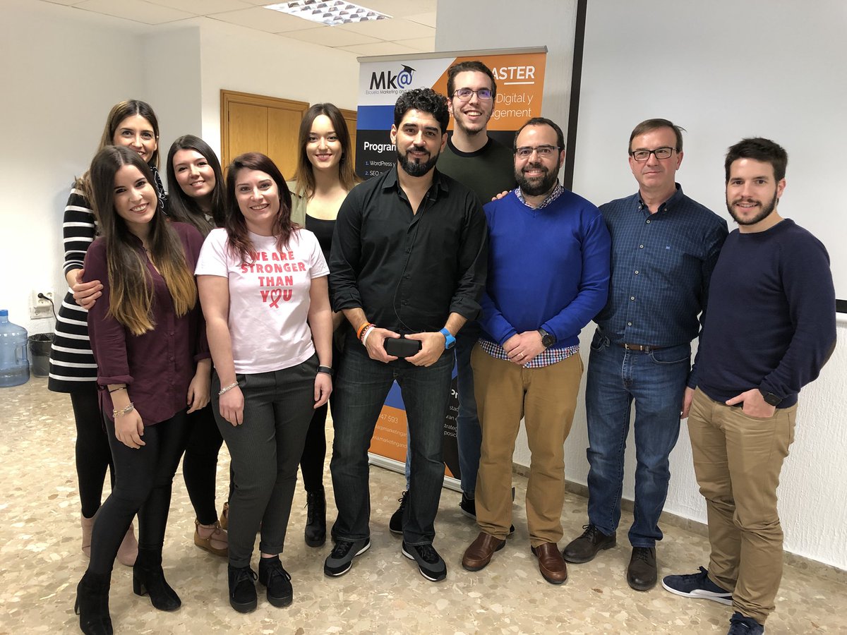 marketingandweb's tweet photo. Fantástica clase de @cinacio06 sobre cómo impulsar tu marca personal en redes sociales en la @escuelamktweb #CommunityManager https://t.co/ebTgasbkHN