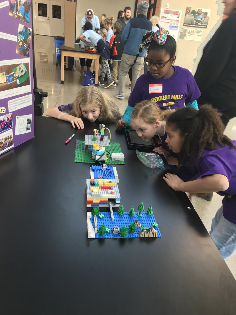 MsMEWeeks's tweet photo. The #HMRobotics team are getting ready for their first exhibition! #WeRSTEM @ReynSchools @HMSTEMtigers @MissMcMannis @MrsForino #reynproud #ProudPrincipal https://t.co/BYKtfTDQeR