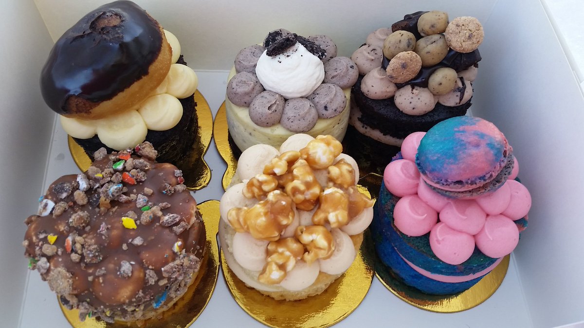 mrjohnnyomalley's tweet photo. The final six @HollandsCake #asweetgoodbye #WellingtonWest #ottawaeats https://t.co/a9TeMiff4n