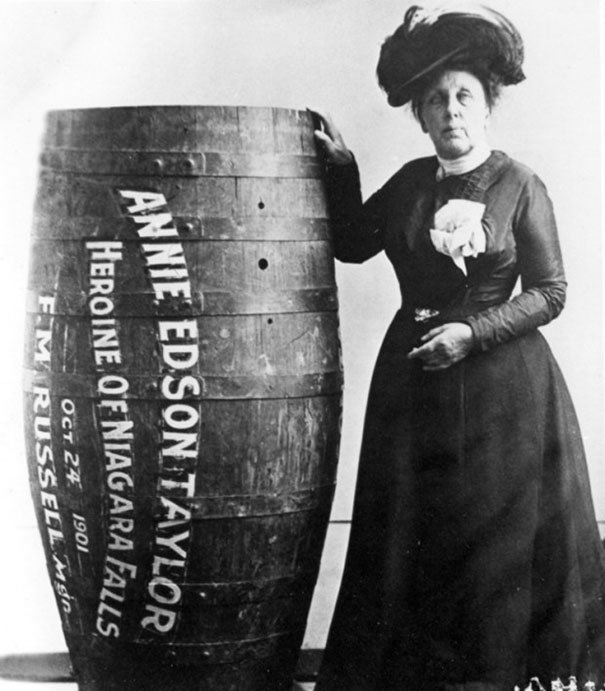 HistoryInPics's tweet photo. Annie Edison Taylor, the first person to survive going over Niagara Falls in a barrel, 1901 https://t.co/vB3v4xjYbO