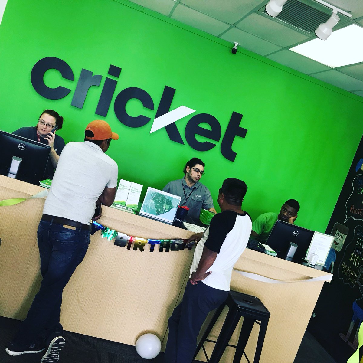 985KISS's tweet photo. Come by Cricket Wireless on Dick Pond Road and make the switch with @IAMBIGGB https://t.co/jcT4lJkc2F