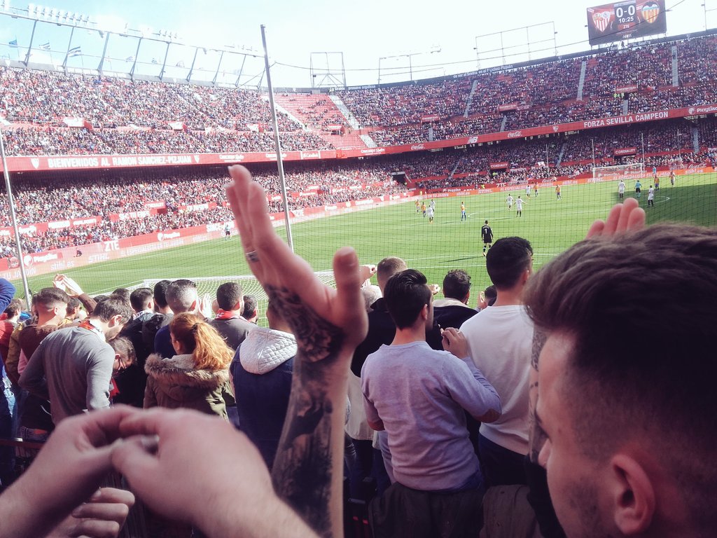 Naomii_93's tweet photo. Otra vez he vuelto al gol norte, y aunque hoy el resultado no nos ha acompañado, qué orgullo haber estado rodeada de vosotr@s!! Sois GRANDES!! #ForzaBiris #OnlySFC 🔴⚪ El martes échale huevos!! @SevillaFC https://t.co/p6xswPpO9d