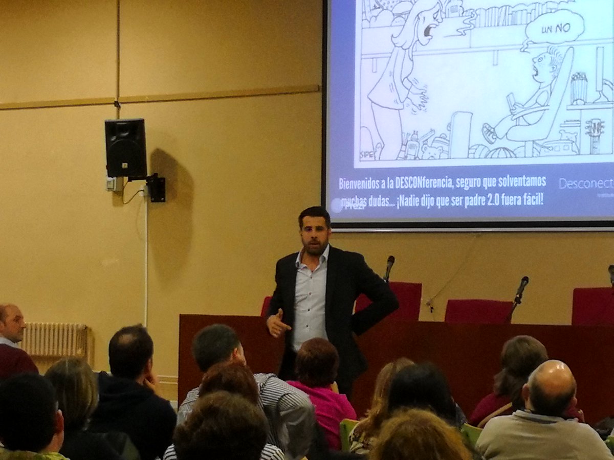 ampaeugenidors's tweet photo. Marc Masip va connectar amb l'audiència a l'@Ins_Eugeni #Vilafranca amb la xerrada organitzada per l'@ampaeugenidors "Massa pantalla", el dia 8/03 #Desconect@ #novestecnologies #joves https://t.co/PtS57jlTmz