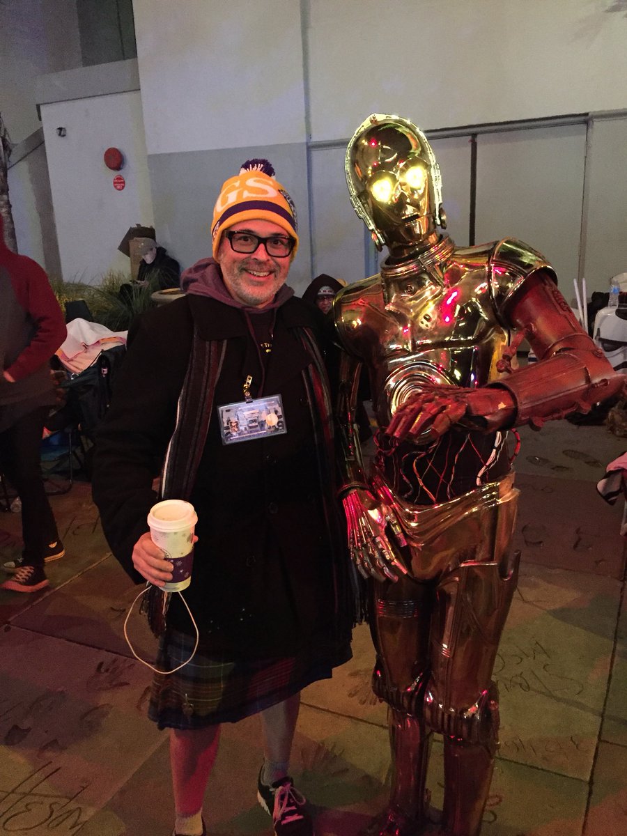 KiltedJediRic's tweet photo. Happy belated birthday to inimitable @GordonTarpley for all the joy he brings the world @LiningUpNet #TheLineAwakens @ChineseTheatres @StarlightUS @vanmarshall https://t.co/YeQll8i1eK