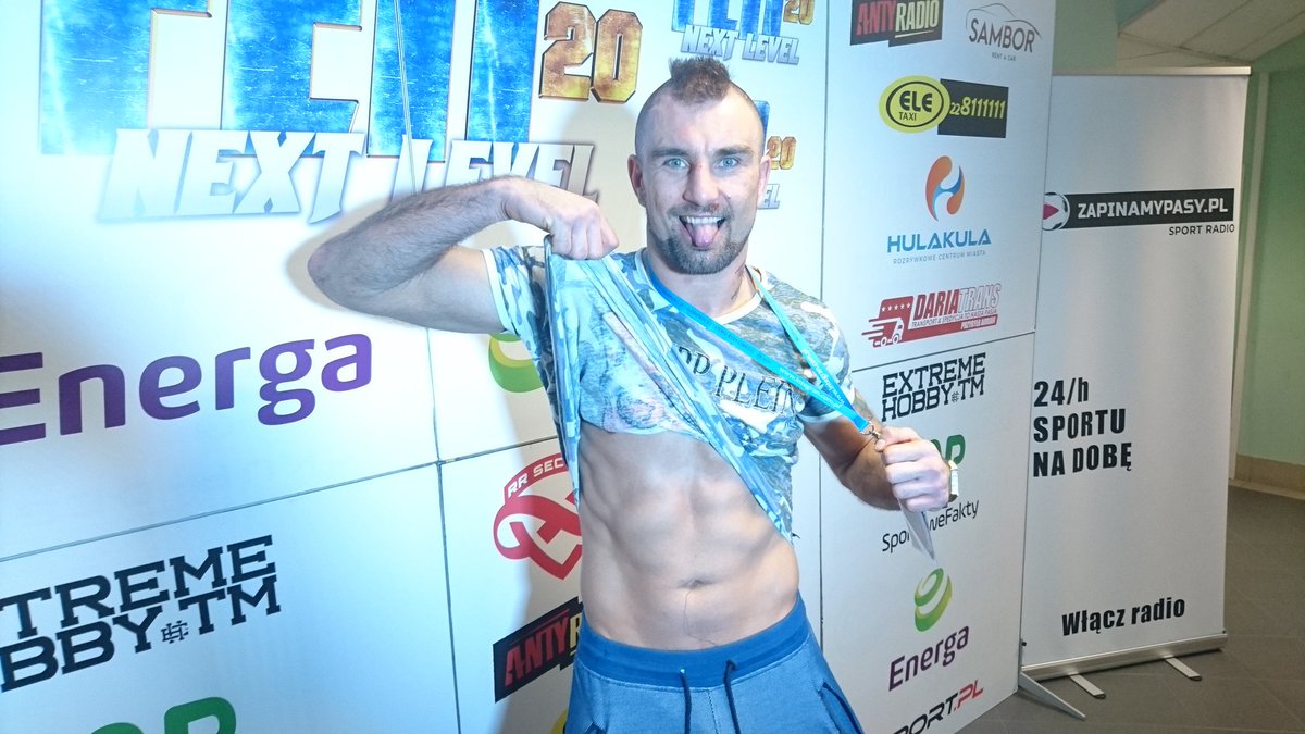 Kacpo24's tweet photo. Zadowolony Kułak po walce: Tarabańka odrobił pracę domową, był lepszy niż ostatnio, ale to jest sport. Teraz muszę odpocząć. #FEN20 https://t.co/C6pbZ97IvM