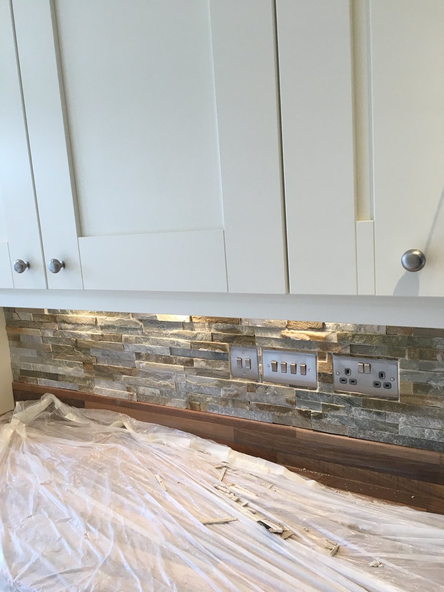leedstilers's tweet photo. @Andrews_Tiles @leedstilers @tsjmag @TilemasterTeam @tilemasteradhes @mustanglevel_UK @LapicidaLtd @toptileraward @HgateAdvertiser @lcbtiling @LeedsHour #kitchentiling #leeds https://t.co/lxLyMeAbfc