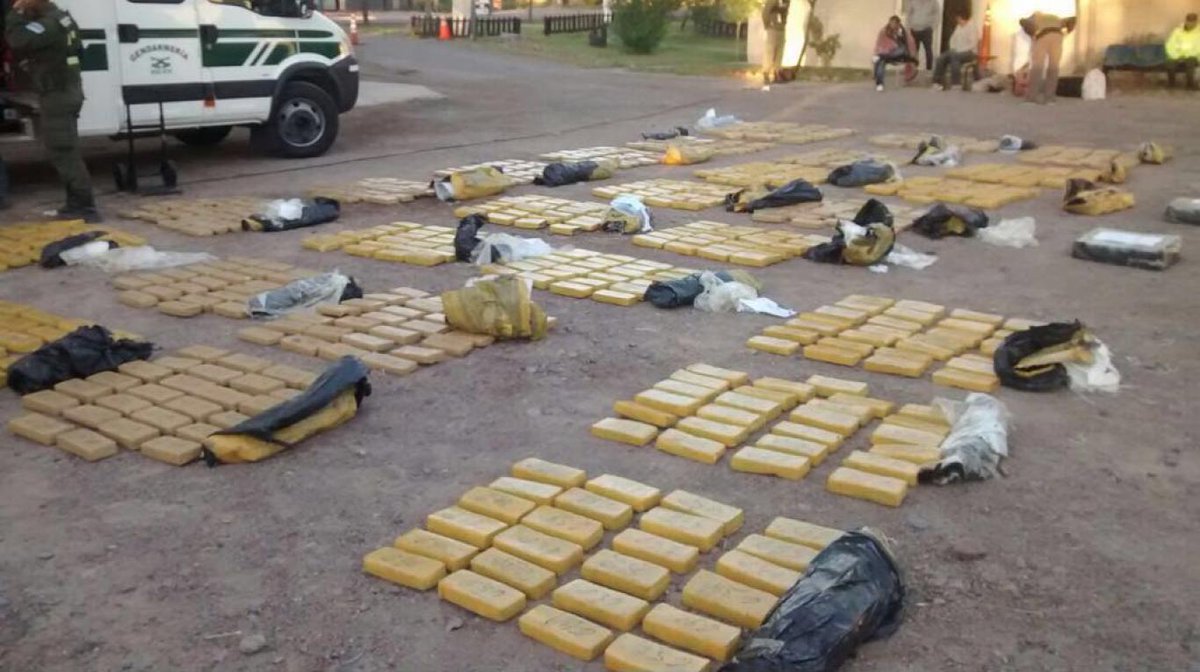 todonoticias's tweet photo. Cayó una banda con mil kilos de droga por un operativo conjunto entre Argentina, Chile y Paraguay https://t.co/IOLiScNbYl https://t.co/jXkcKXBZ4R