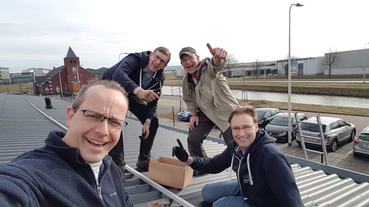 ScoutingStJoris's tweet photo. Vandaag tijdens @NLDOET weer hard gewerkt!
Stellage gemaakt voor ons pionierhout en ook de kampvuurkuil weer flink opgeruimd.

Door een bijdrage van het @RabobankRMIJ #coöperatiefonds hebben we 24 mooie zonnepanelen op het dak kunnen monteren.
Kom maar op met die zon! 😎🌞 https://t.co/6DBEzUfMNO