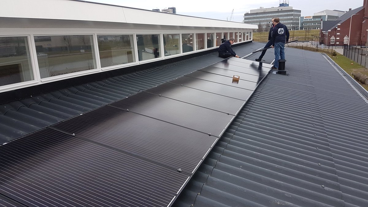 ScoutingStJoris's tweet photo. Vandaag tijdens @NLDOET weer hard gewerkt!
Stellage gemaakt voor ons pionierhout en ook de kampvuurkuil weer flink opgeruimd.

Door een bijdrage van het @RabobankRMIJ #coöperatiefonds hebben we 24 mooie zonnepanelen op het dak kunnen monteren.
Kom maar op met die zon! 😎🌞 https://t.co/6DBEzUfMNO