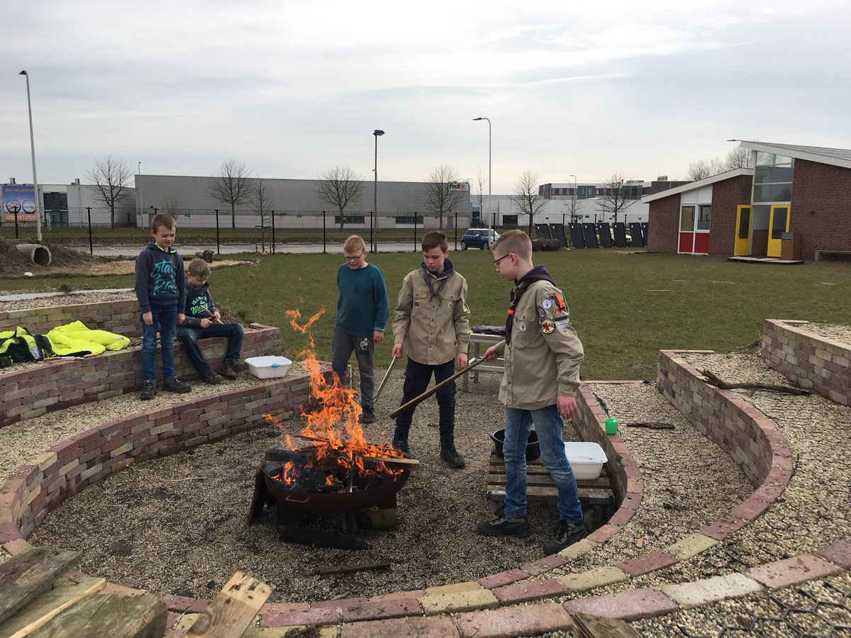 ScoutingStJoris's tweet photo. Vandaag tijdens @NLDOET weer hard gewerkt!
Stellage gemaakt voor ons pionierhout en ook de kampvuurkuil weer flink opgeruimd.

Door een bijdrage van het @RabobankRMIJ #coöperatiefonds hebben we 24 mooie zonnepanelen op het dak kunnen monteren.
Kom maar op met die zon! 😎🌞 https://t.co/6DBEzUfMNO