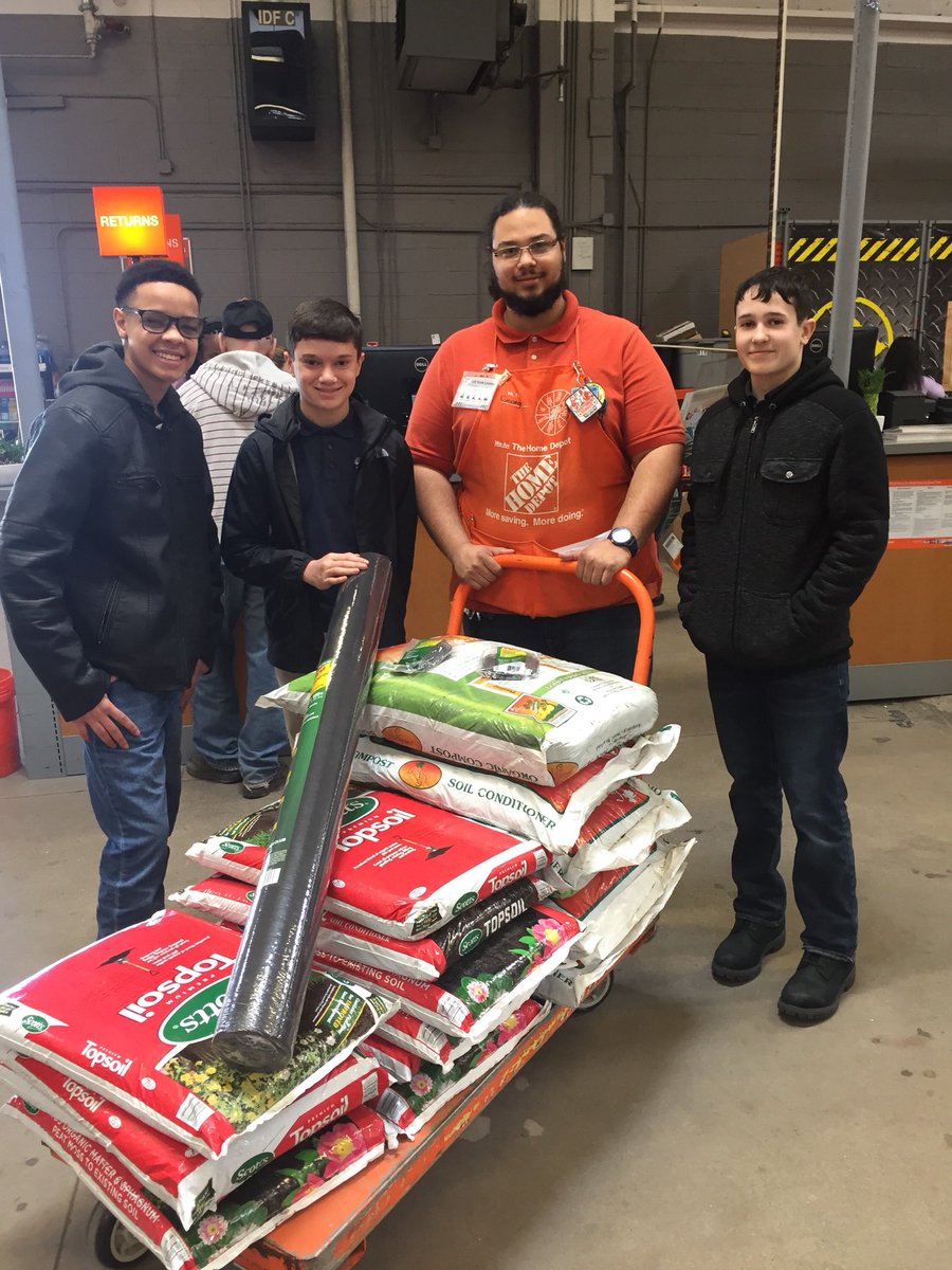 Giving back to the community, helping neighborhood kids with their school project <a href="/ChrisFordSM/">Chris Ford</a> @MarkGilbert2501 <a href="/HXDTHD/">อภิสิทธิ์ หอดขุนทด</a>